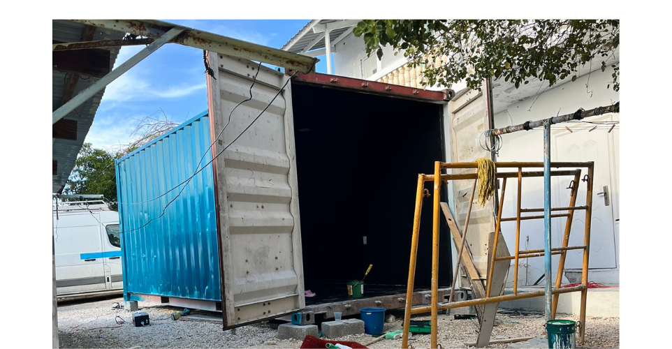 2026 Kunstproject Armazoen: Cura&ccedil;ao het klaarmaken van de zeecontainer